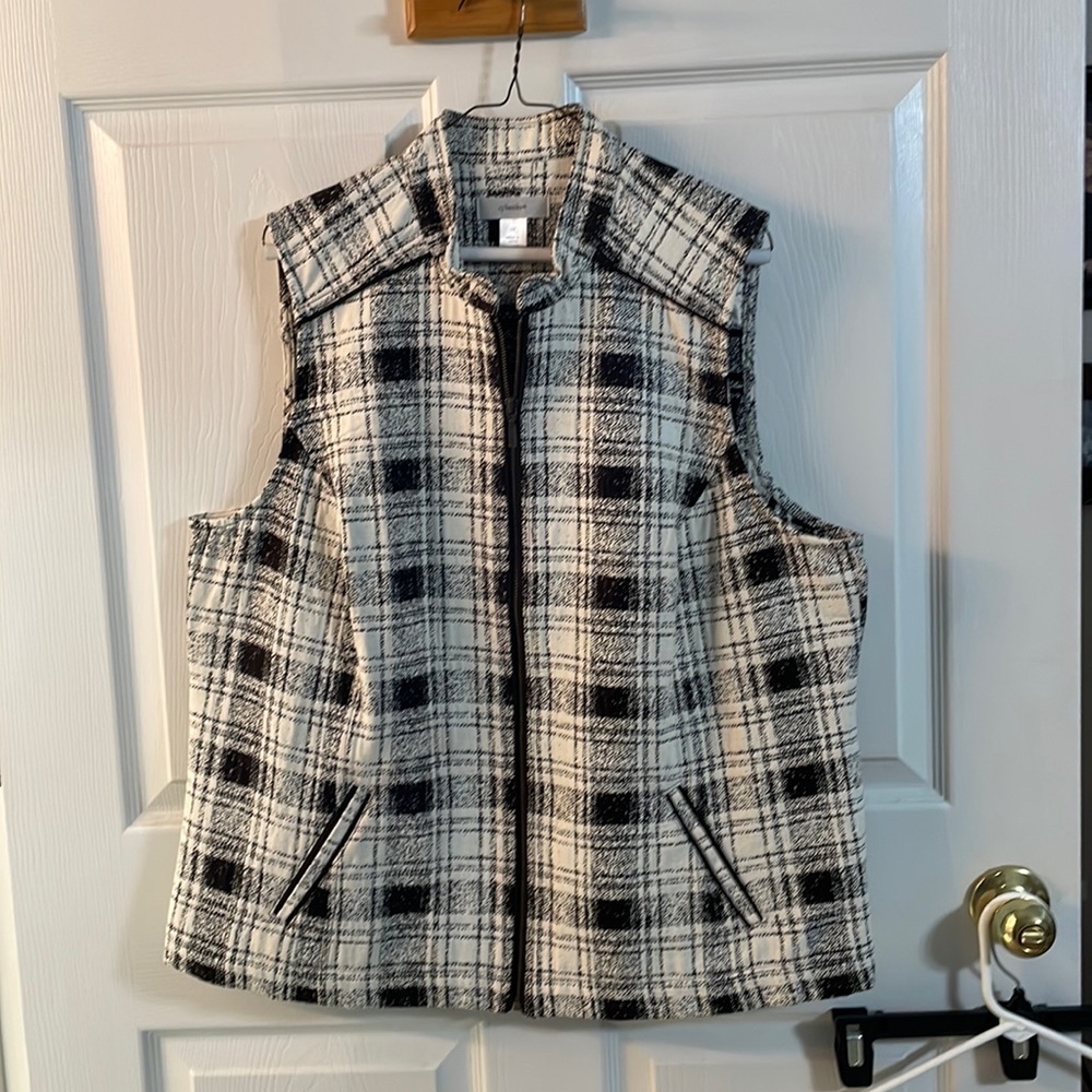 Cjbanks- women vest, size 1X, color: black and white